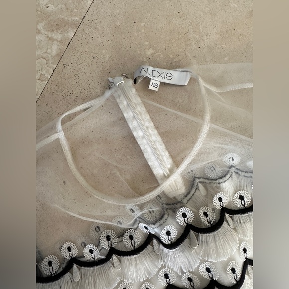 Alexis Scalloped Lace Sleeveless Blouse - Picture 3 of 5